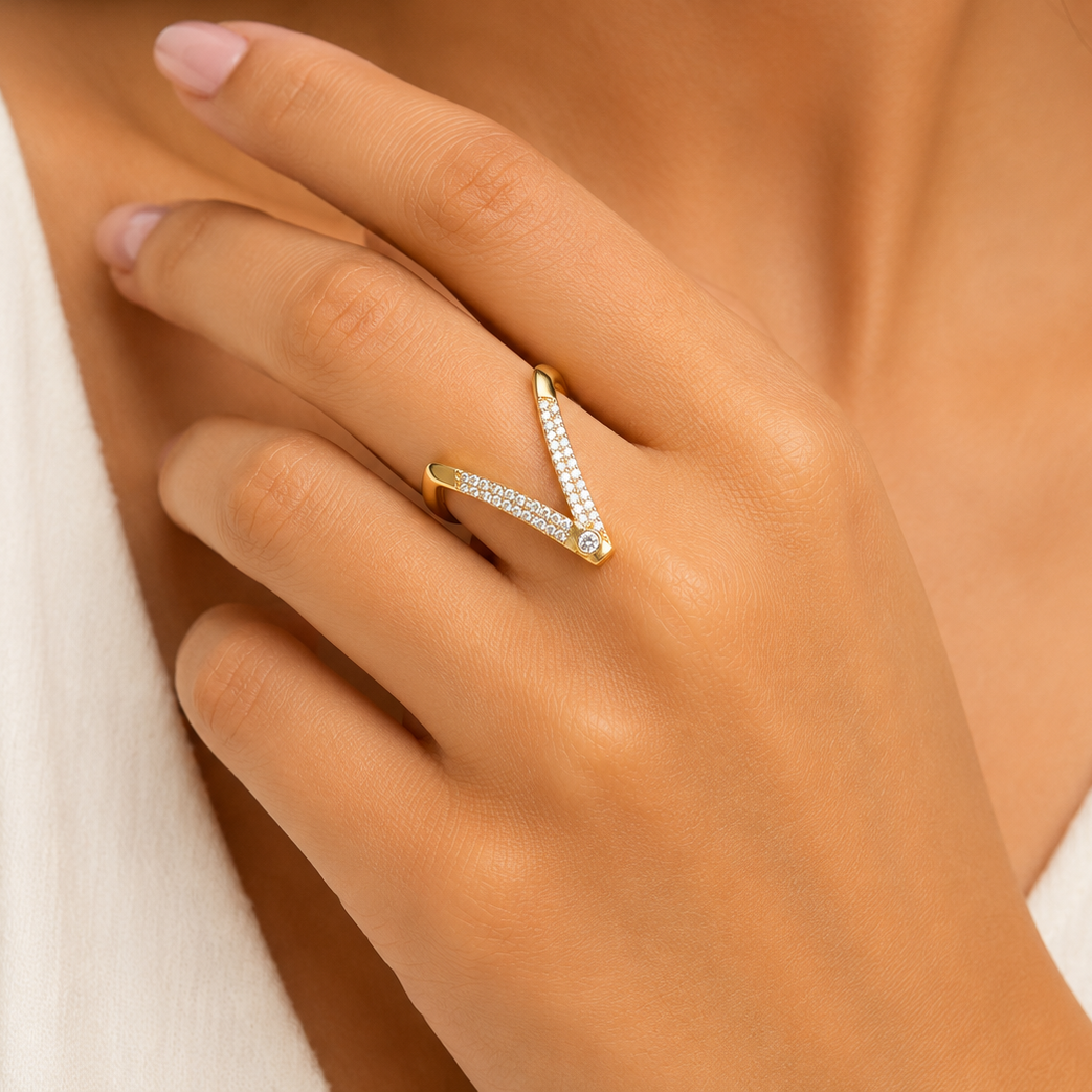 AD cz V Ring (9658)